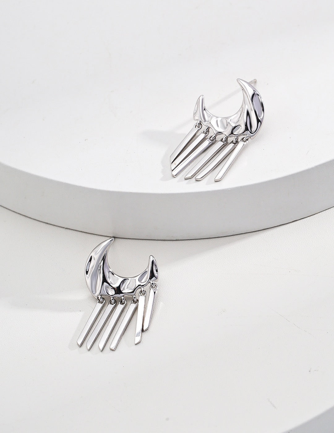 Combining a crescent shape with a dangling stripe design, these sterling silver earrings are elegant, comfortable to wear and suitable for a variety of occasions, making them an ideal choice for showcasing your taste and personality.